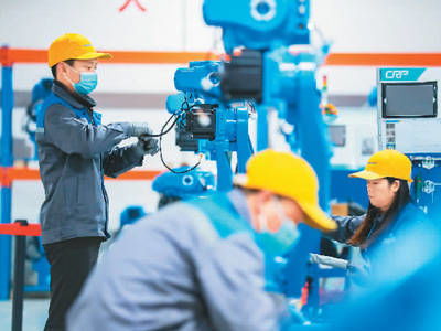 國產工業機器人“大顯身手” 機械手引領智造新浪潮